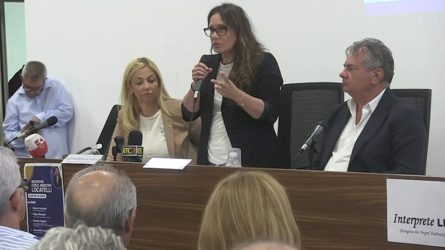 <p>La ministra Locatelli tra l&#39;assessore regionale Capponi e il presidente del Consiglio regionale Filippo Mancuso</p>\\n
