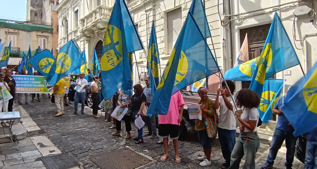 La rabbia degli infermieri in piazza contro l’Asp di Reggio Calabria: «Noi traditi e\u00A0umiliati, ora basta»\n
