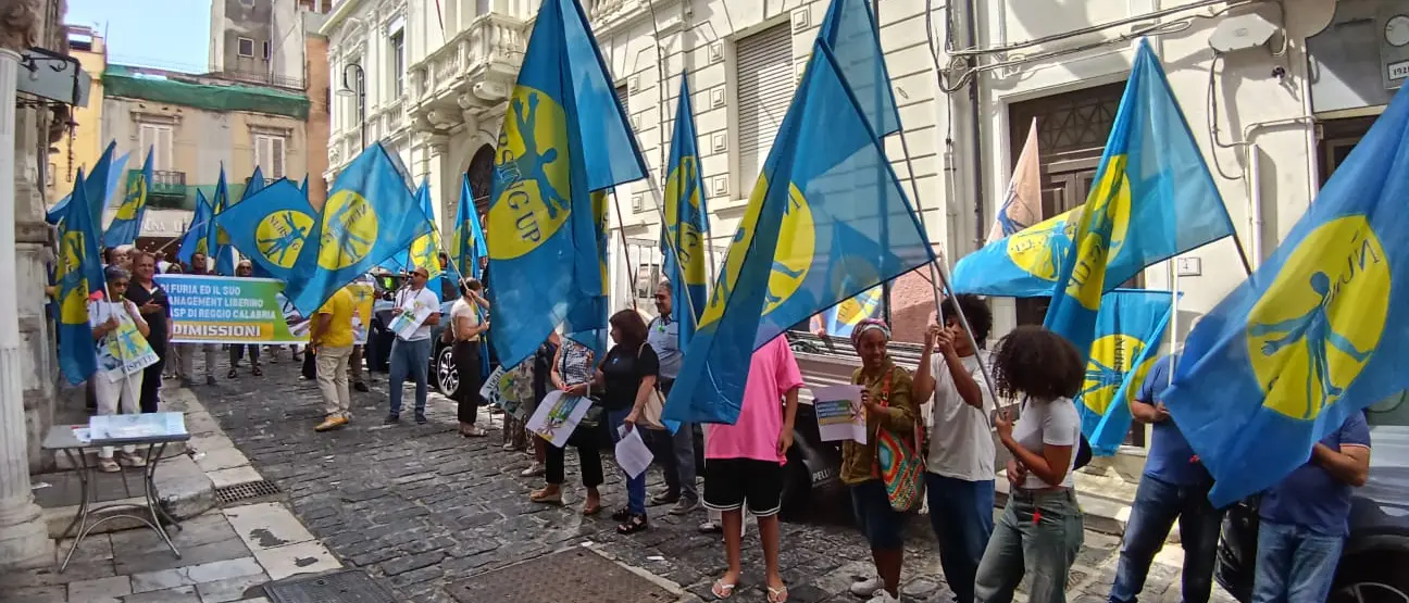La rabbia degli infermieri in piazza contro l’Asp di Reggio Calabria: «Noi traditi e\u00A0umiliati, ora basta»\n
