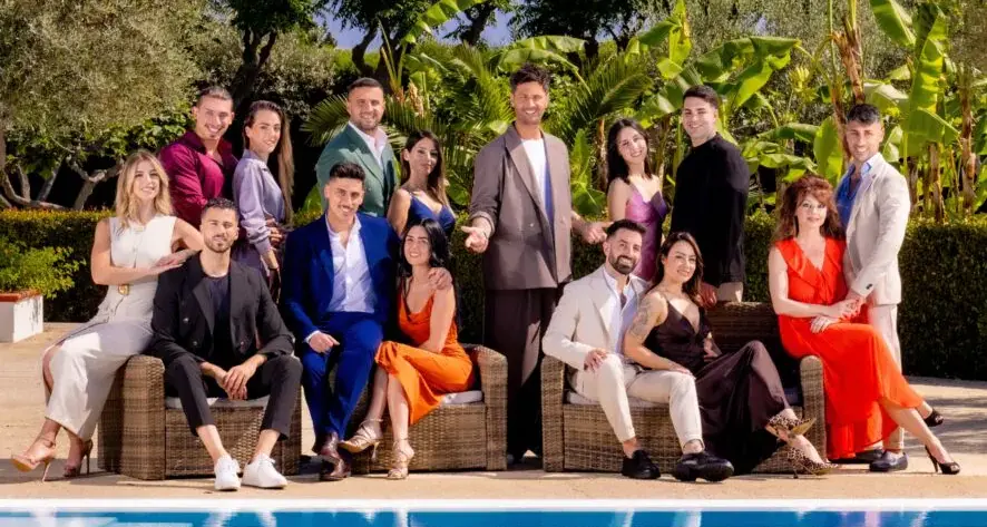 La Calabria porta bene a Temptation Island che fa tris: tre serate di corna, falò e crisi isteriche. E Mediaset gongola\n