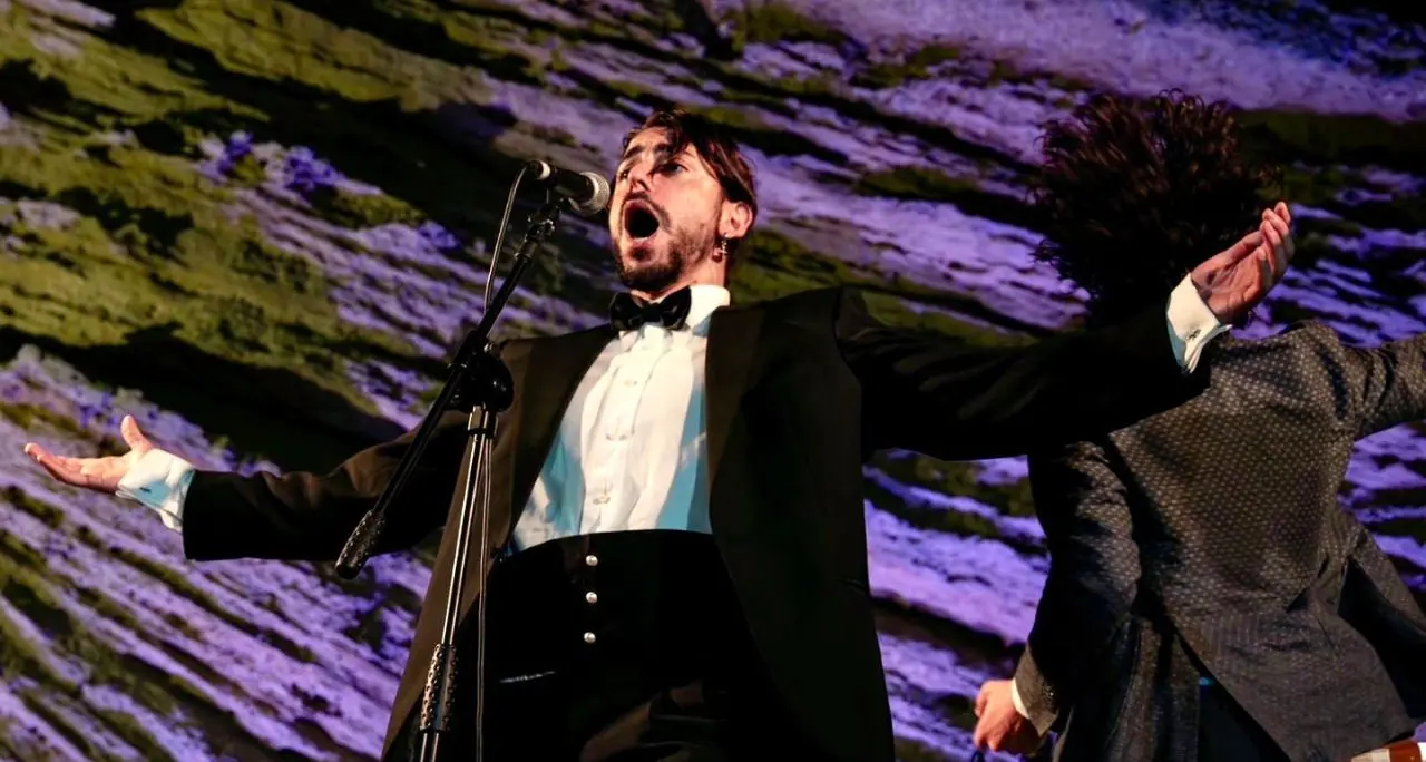 Da un piccolo borgo della Calabria alla scena mondiale: la voce del tenore Lorenzo Papasodero incanta i grandi teatri\n