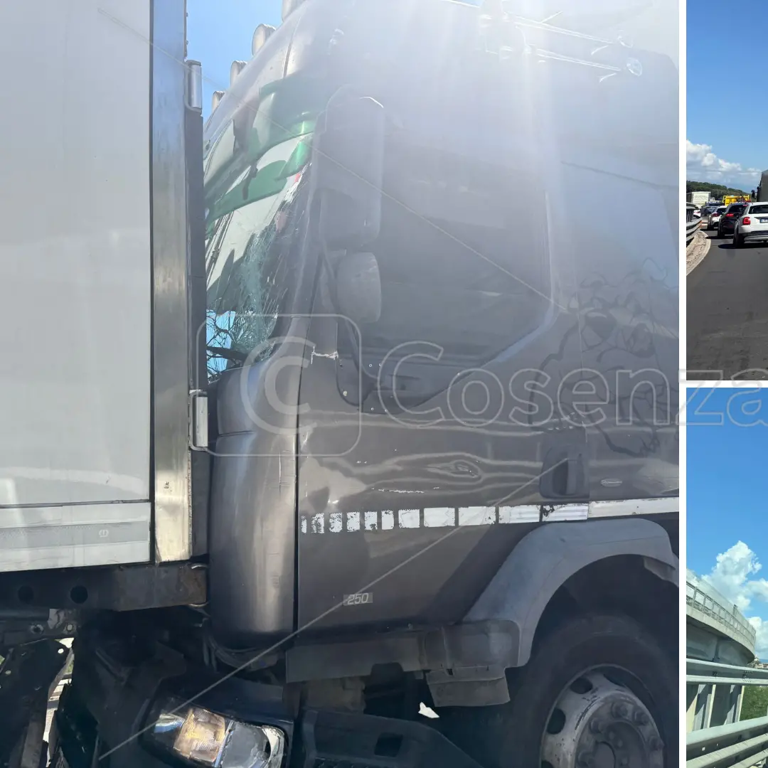 Incidente sull'A2 dopo Rogliano: tamponamento tra camion, traffico in tilt