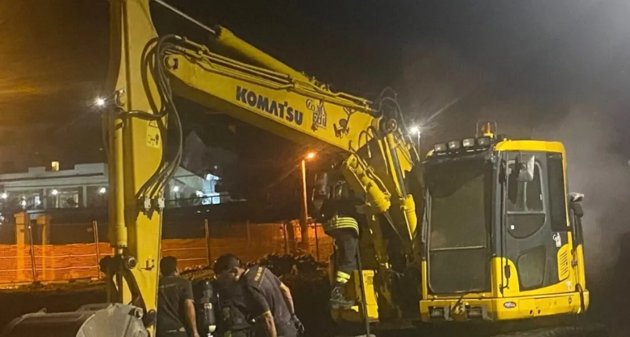 Villa San Giovanni, incendiato escavatore impegnato in lavori lungo il torrente Santa Trada\n