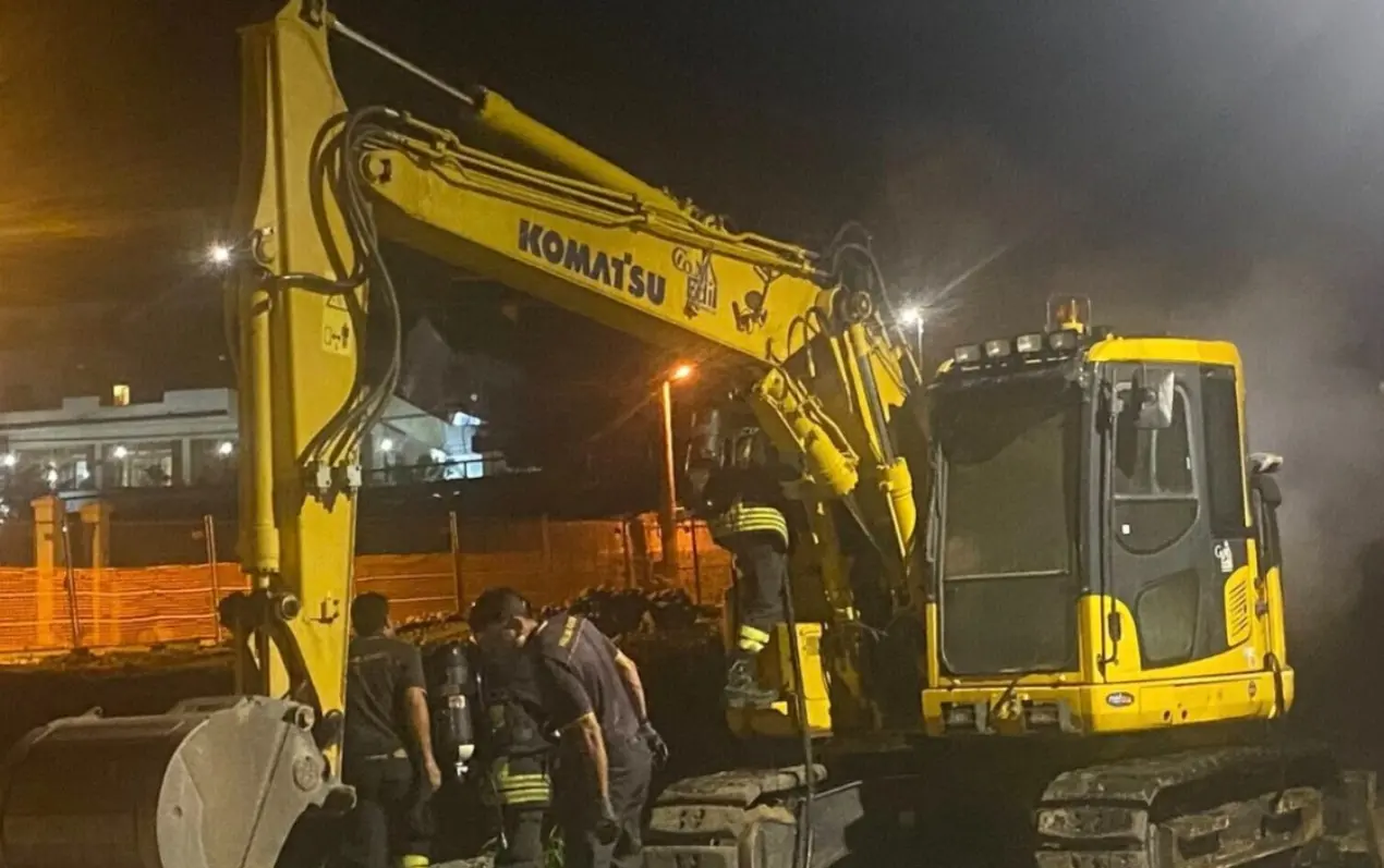 Villa San Giovanni, incendiato escavatore impegnato in lavori lungo il torrente Santa Trada\n