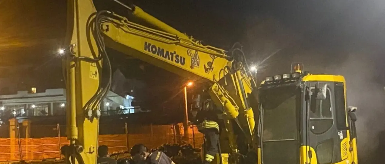 Villa San Giovanni, incendiato escavatore impegnato in lavori lungo il torrente Santa Trada\n