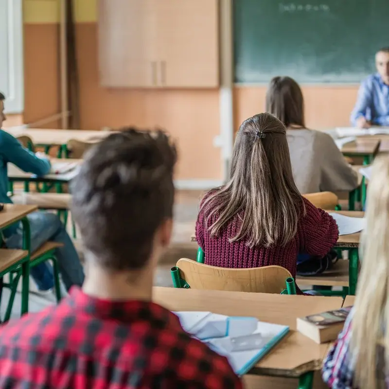 Voto di condotta a scuola: per la promozione servirà il sette, con il sei bisognerà scrivere un “compito di cittadinanza”\n