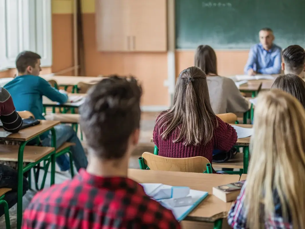 Voto di condotta a scuola: per la promozione servirà il sette, con il sei bisognerà scrivere un “compito di cittadinanza”
