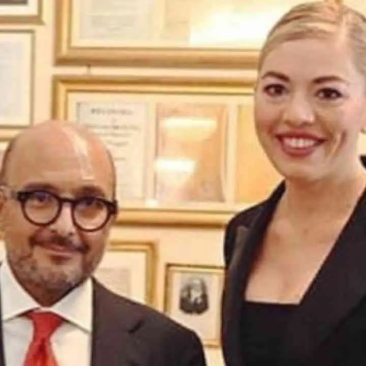 Dal ministro “nammurato” alla chiave di Pompei: l’Atto di protezione del Senato per Sangiuliano tra sospiri e Sim Salabim\n