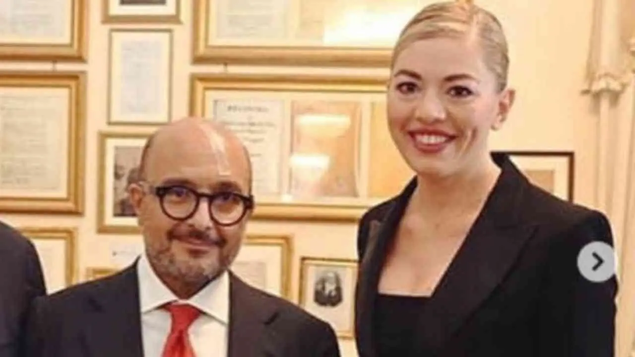 Dal ministro “nammurato” alla chiave di Pompei: l’Atto di protezione del Senato per Sangiuliano tra sospiri e Sim Salabim\n
