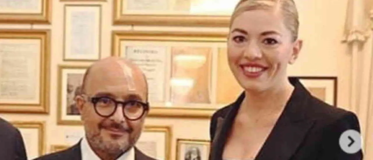 Dal ministro “nammurato” alla chiave di Pompei: l’Atto di protezione del Senato per Sangiuliano tra sospiri e Sim Salabim\n