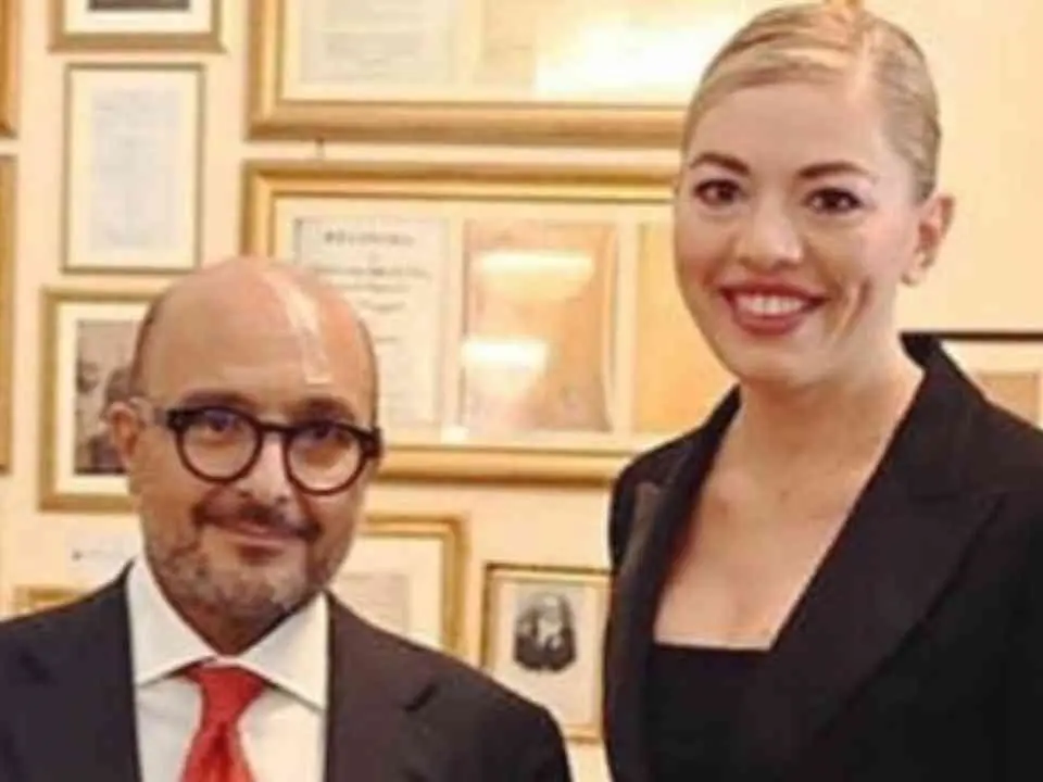 Dal ministro “nammurato” alla chiave di Pompei: l’Atto di protezione del Senato per Sangiuliano tra sospiri e Sim Salabim