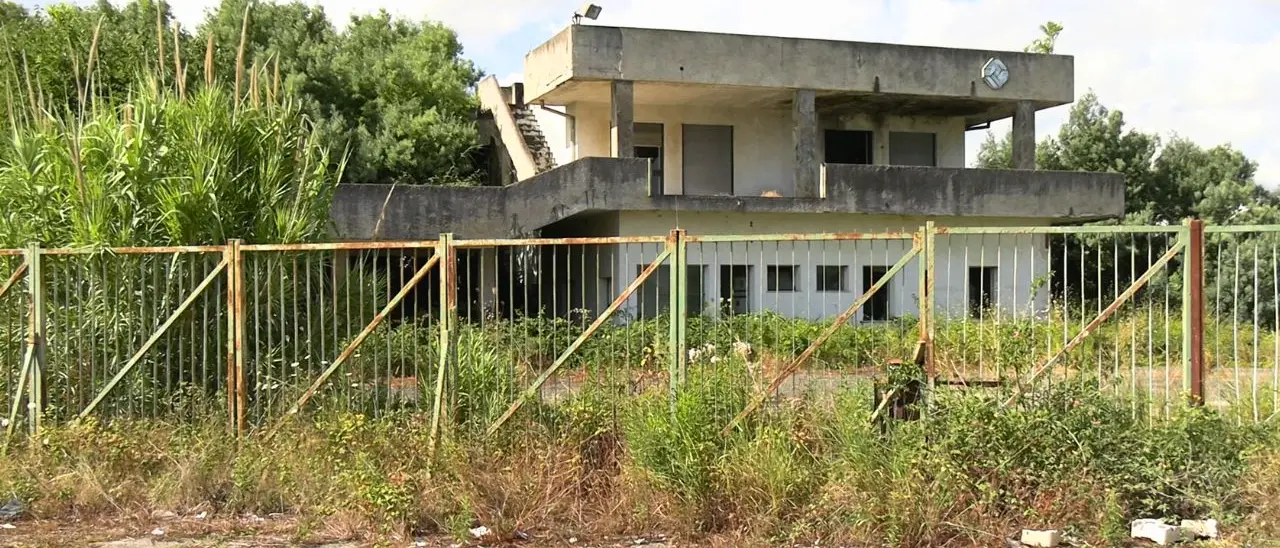 Tra i ruderi industriali e l’abbandono: Vibo Marina dimenticata a pochi passi dal porto\n