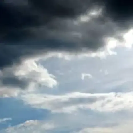 Calabria, l’estate rallenta: temperature sotto i 30 gradi, meteo variabile e piovaschi sparsi. Le previsioni\n