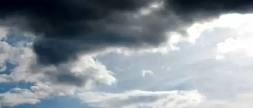 Calabria, l’estate rallenta: temperature sotto i 30 gradi, meteo variabile e piovaschi sparsi. Le previsioni\n