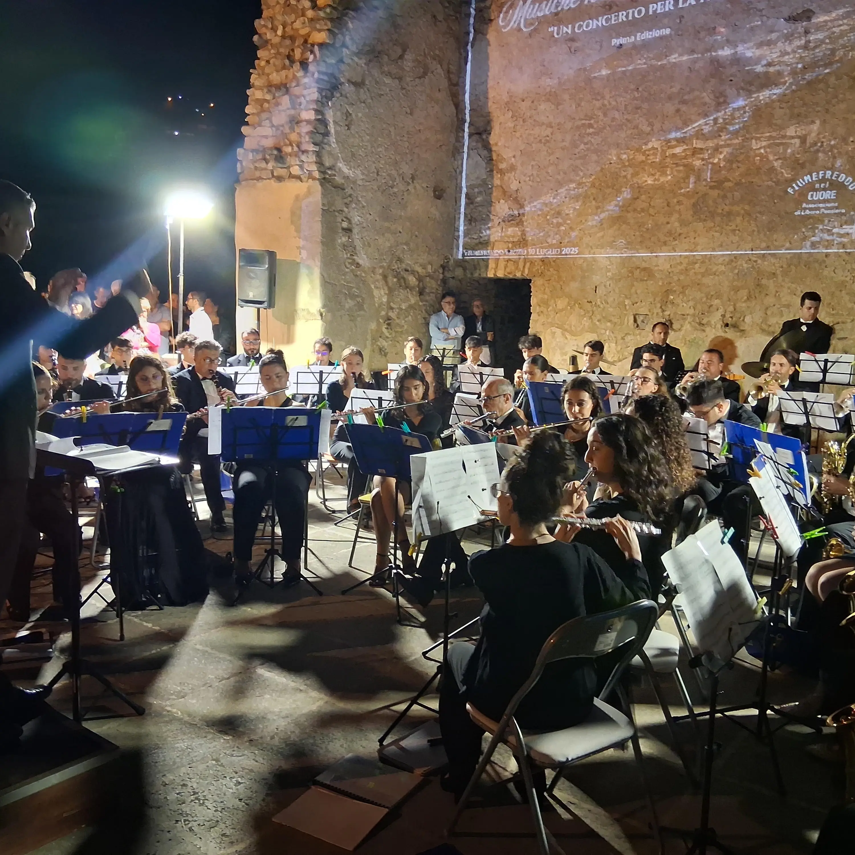 Un concerto per la pace, a Fiumefreddo Bruzio la musica diventa strumento per lanciare un messaggio di fratellanza e solidarietà tra popoli\n