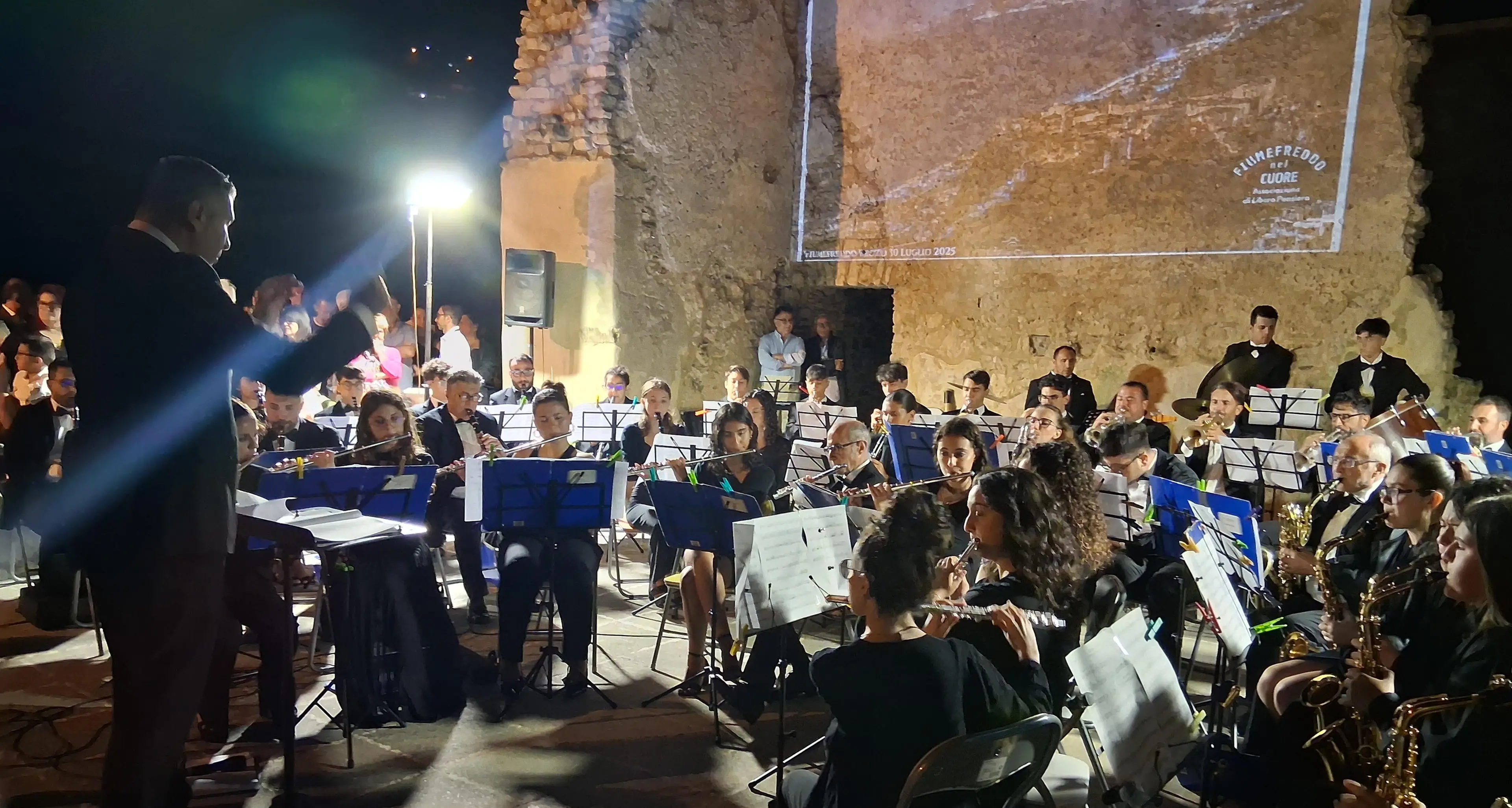 Un concerto per la pace, a Fiumefreddo Bruzio la musica diventa strumento per lanciare un messaggio di fratellanza e solidarietà tra popoli\n