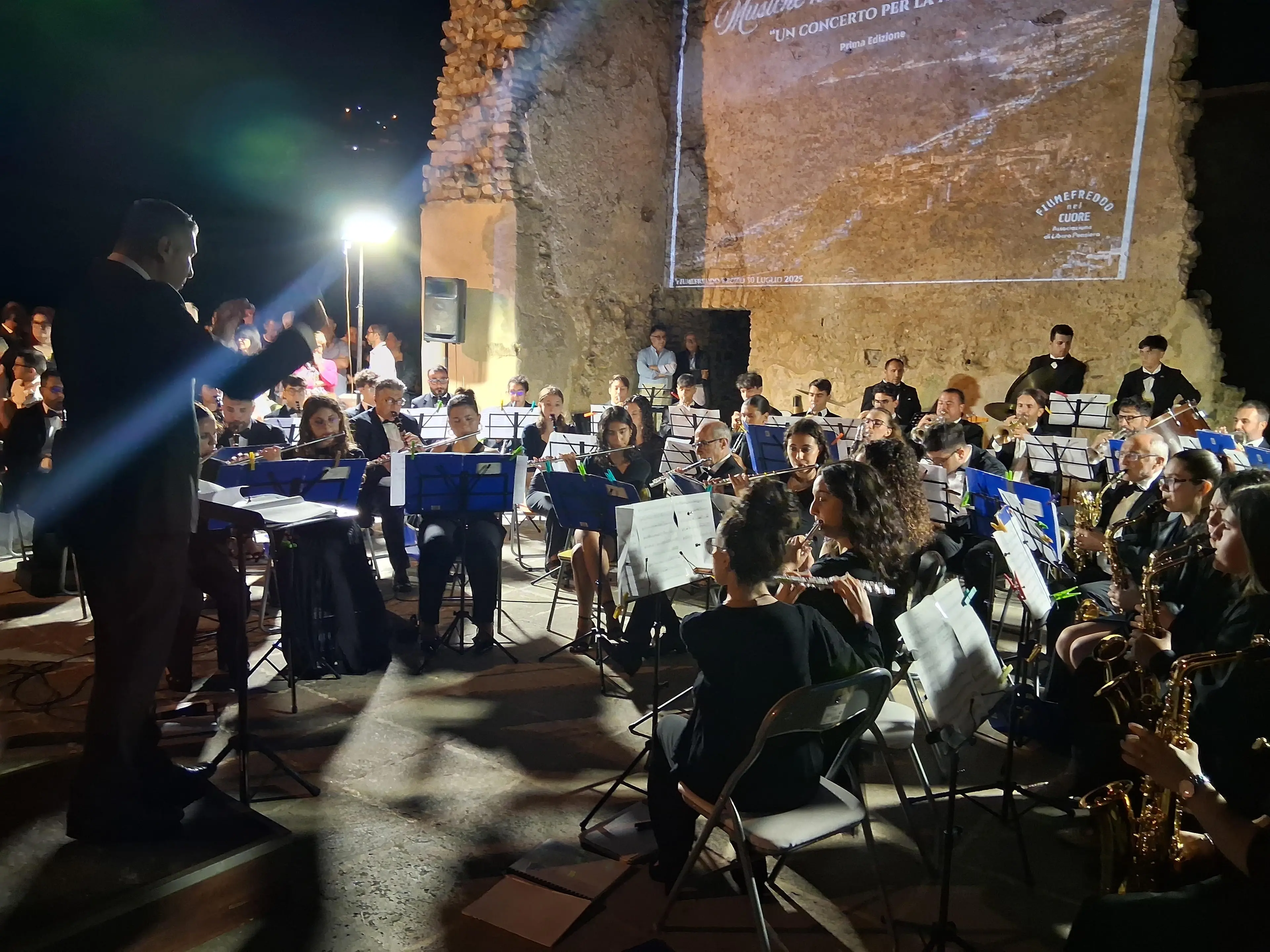 Un concerto per la pace, a Fiumefreddo Bruzio la musica diventa strumento per lanciare un messaggio di fratellanza e solidarietà tra popoli\n