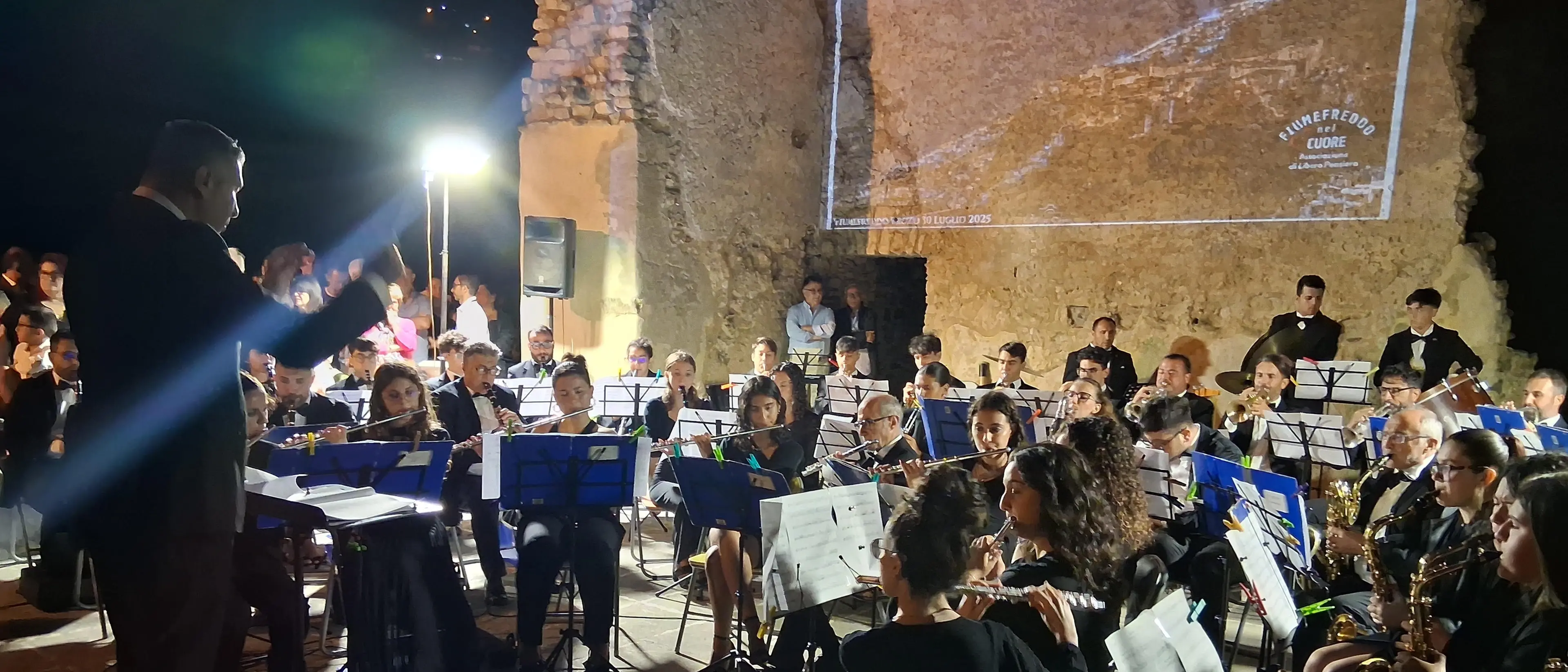 Un concerto per la pace, a Fiumefreddo Bruzio la musica diventa strumento per lanciare un messaggio di fratellanza e solidarietà tra popoli\n