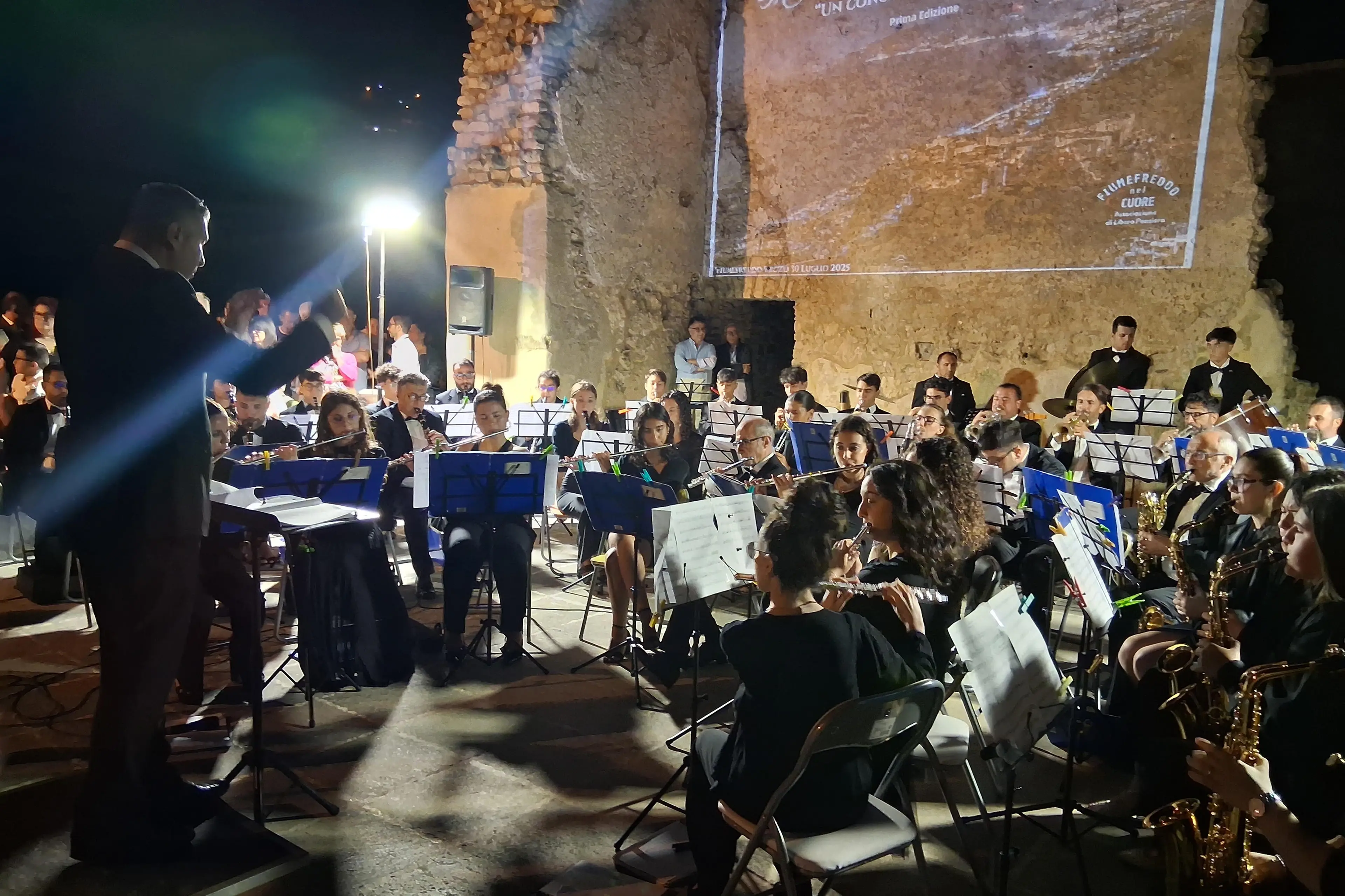 Un concerto per la pace, a Fiumefreddo Bruzio la musica diventa strumento per lanciare un messaggio di fratellanza e solidarietà tra popoli\n