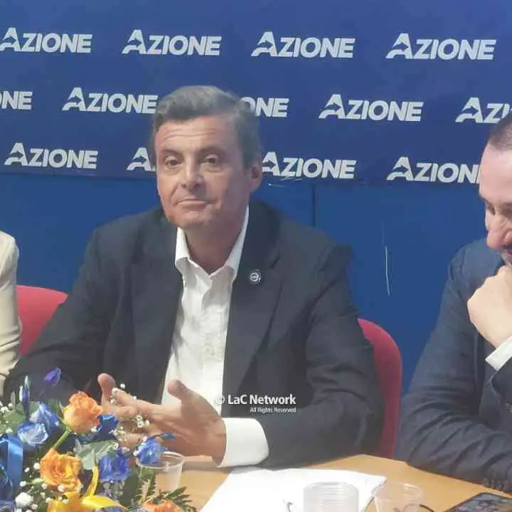 Calenda accusa Occhiuto: «La Calabria è ferma su tutto e lui fa il bullo: così rischia di farsi male»\n