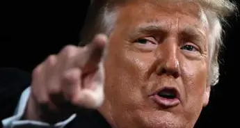 Trump cancella la scienza e brinda al carbone: «I gas serra? Un’invenzione dei radical chic»\n