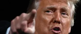 Trump cancella la scienza e brinda al carbone: «I gas serra? Un’invenzione dei radical chic»\n