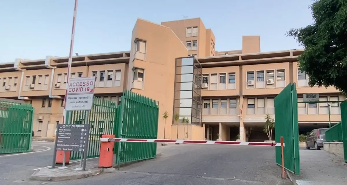 Corigliano Rossano, pretende visite non urgenti in pronto soccorso: 46enne tenta di aggredire i sanitari\n