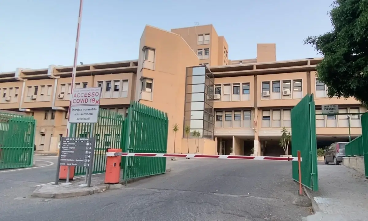 Corigliano Rossano, pretende visite non urgenti in pronto soccorso: 46enne tenta di aggredire i sanitari\n