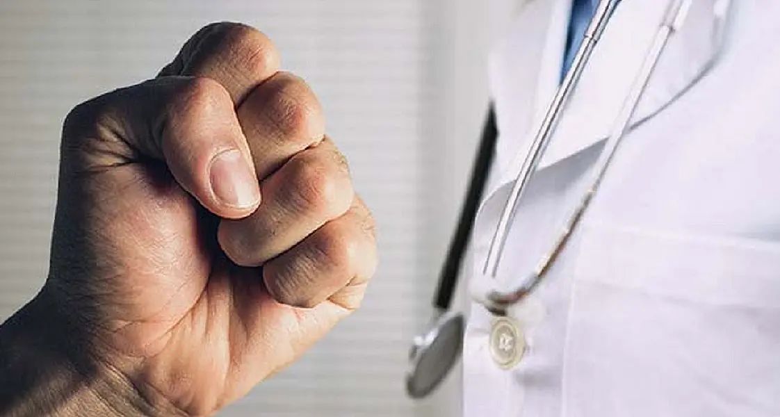 Corigliano Rossano, pretende visite non urgenti in pronto soccorso e\u00A0tenta di aggredire i medici\n