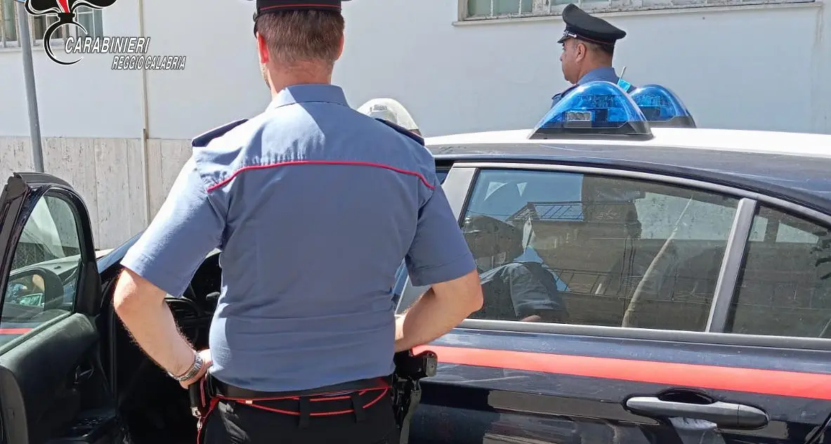 Arrivano i carabinieri,\u00A0camerieri in fuga da un ristorante nella Locride: erano tutti senza contratto\u00A0\n