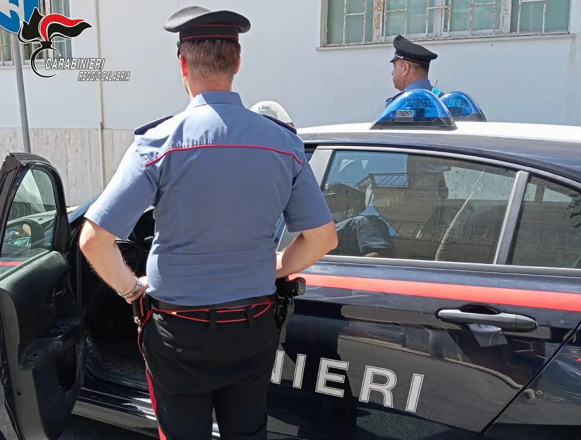 Arrivano i carabinieri,\u00A0camerieri in fuga da un ristorante nella Locride: erano tutti senza contratto\u00A0\n