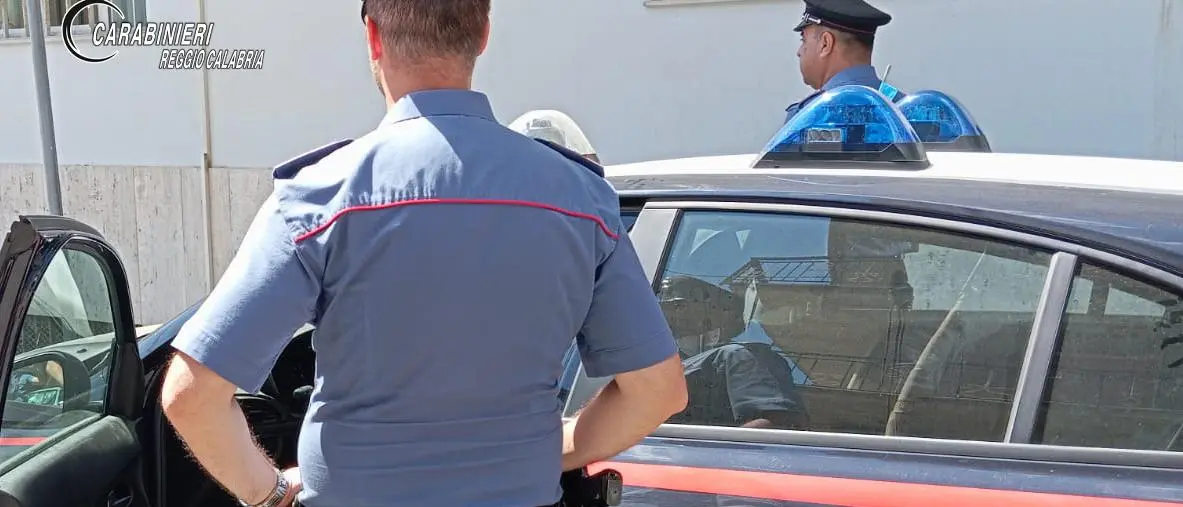 Arrivano i carabinieri,\u00A0camerieri in fuga da un ristorante nella Locride: erano tutti senza contratto\u00A0\n