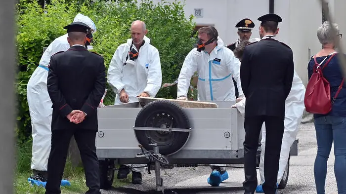 Inquirenti e scientifica sul luogo dove un uomo \\u00E8 stato ccciso e fatto a pezzi dalla madre e dalla compagna, Gemona del Friuli, in provincia di Udine, 31 luglio 2025. Il cadavere smembrato della vittima, Alessandro Venier, 35 anni, \\u00E8 stato trovato in un bidone nella cantina della sua abitazione. ANSA/DIEGO PETRUSSI , ANSA