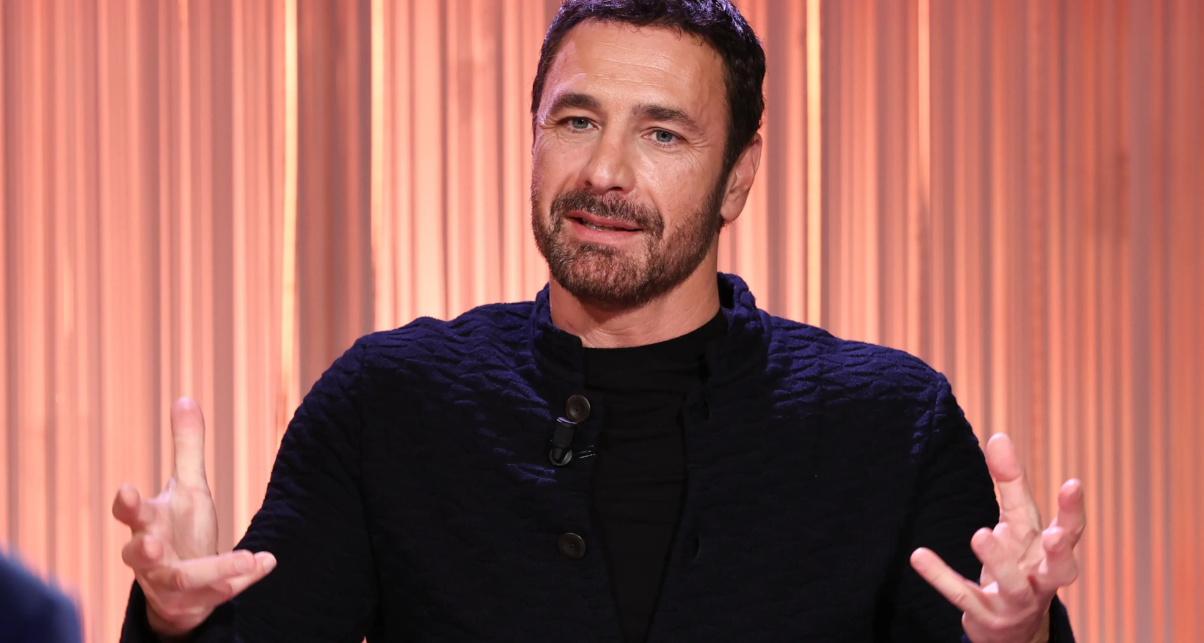 Dal “genero degenerato” al figlio protetto: l’ex suocera scende in campo per salvare Raoul Bova dal tritacarne social\n