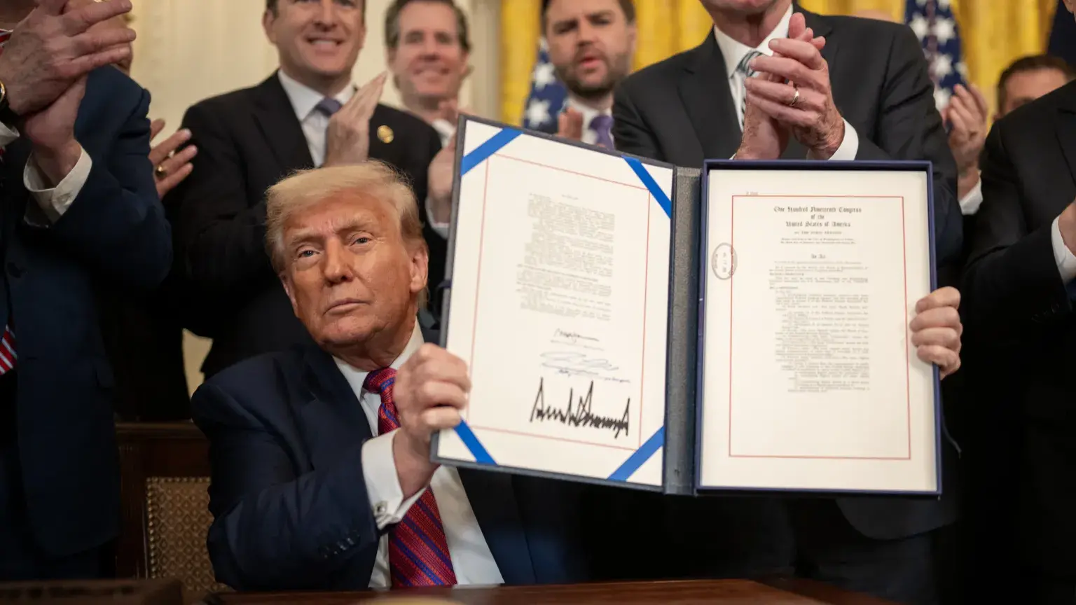 <p>Il presidente americano Trump firma l&#39;ordine esecutivo sugli scambi commerciali con l&#39;Ue (media White House)</p>\\n