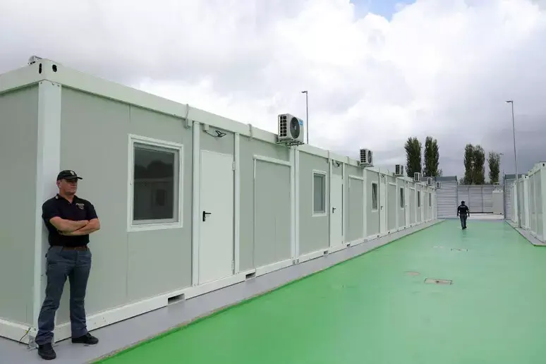 Flop dei centri migranti in Albania, la Corte Ue umilia il governo: restano vuoti e i “Paesi sicuri” non li decide Meloni\n
