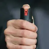 Spray al peperoncino contro l’oste: lite in baita finisce nel caos