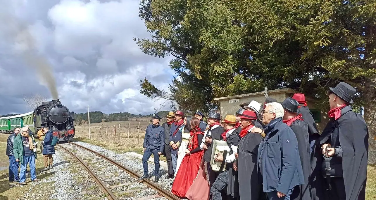 Agosto sul “Treno della Sila”: Lago Arvo e Parco Nazionale protagonisti di quattro viaggi turistici