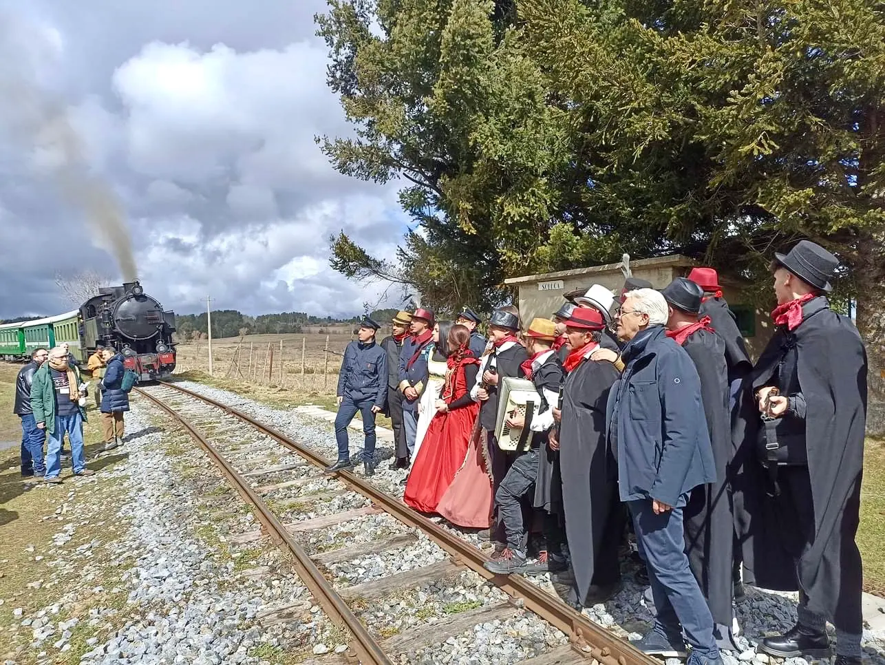Agosto sul “Treno della Sila”: Lago Arvo e Parco Nazionale protagonisti di quattro viaggi turistici