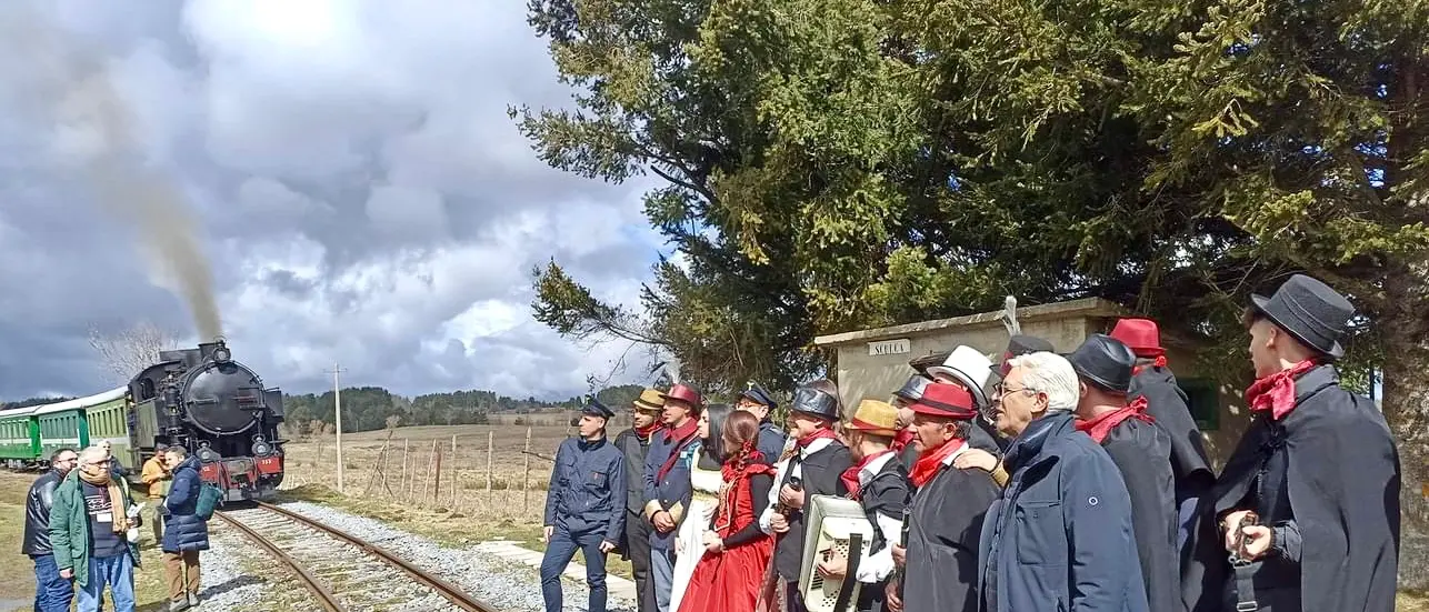 Agosto sul “Treno della Sila”: Lago Arvo e Parco Nazionale protagonisti di quattro viaggi turistici