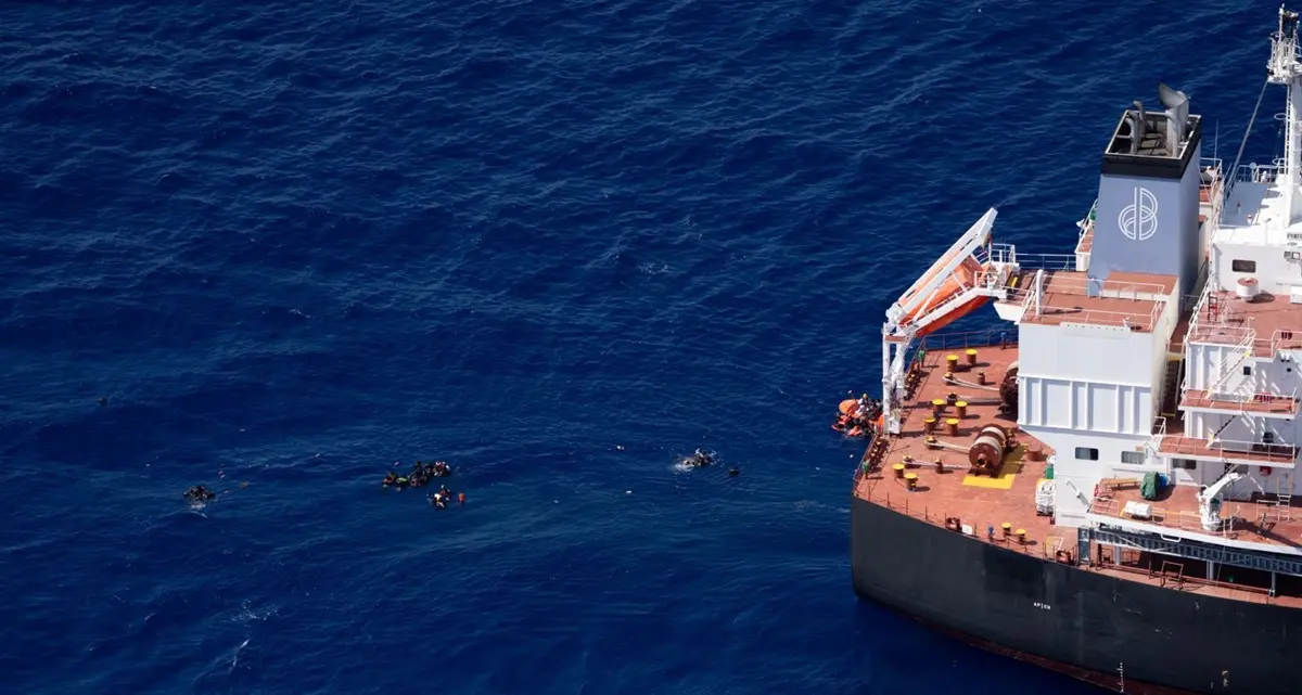 Cambio di rotta per la Port Fukuoka: oltre 90\u00A0migranti e le salme di due bambini da Reggio Calabria in Sicilia\n