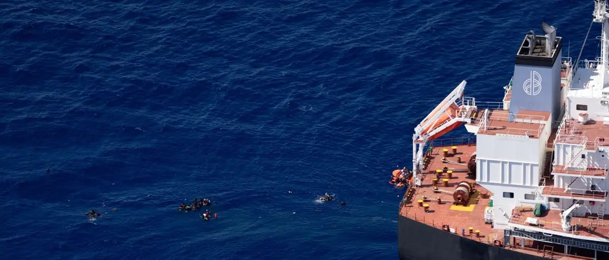 Cambio di rotta per la Port Fukuoka: oltre 90\u00A0migranti e le salme di due bambini da Reggio Calabria in Sicilia\n