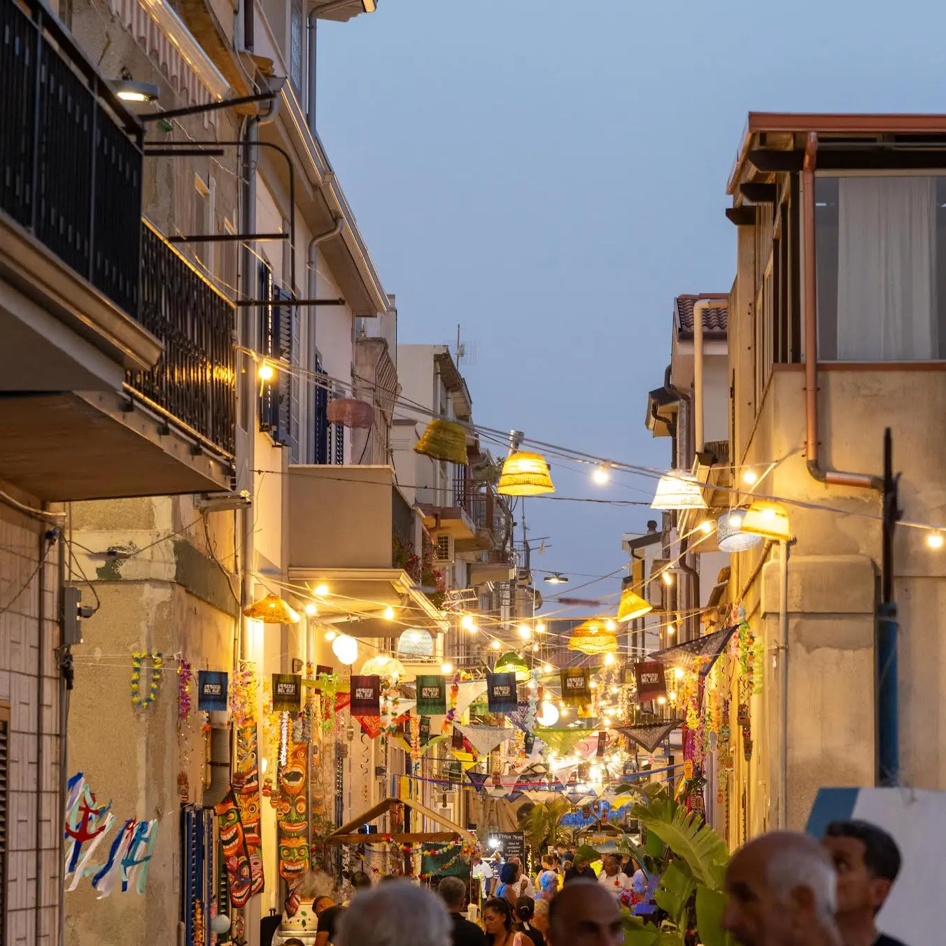 Immersi nel blu:\u00A0a Siderno il borgo marinaro si accende tra arte, musica e cultura\n
