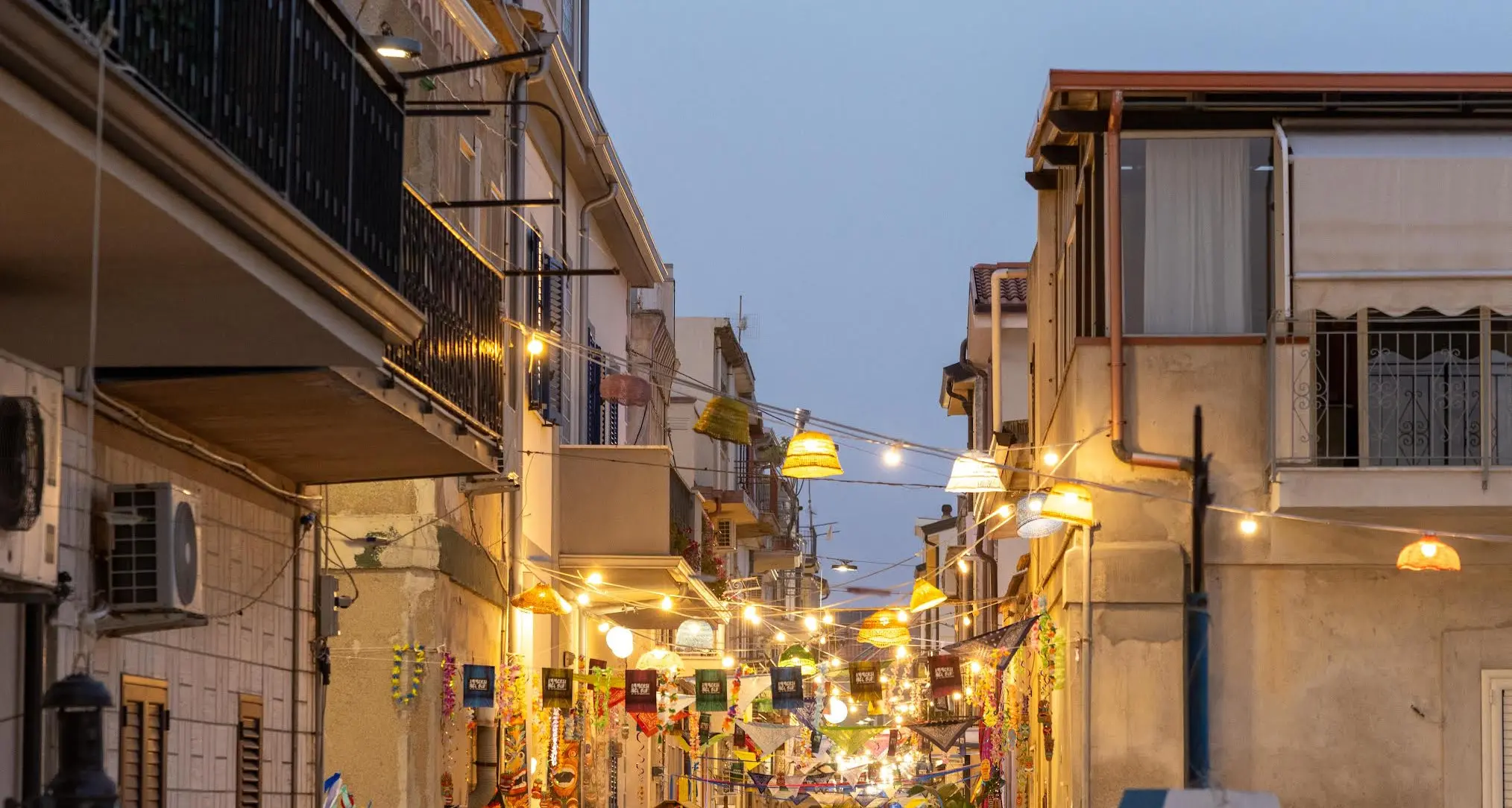Immersi nel blu:\u00A0a Siderno il borgo marinaro si accende tra arte, musica e cultura\n