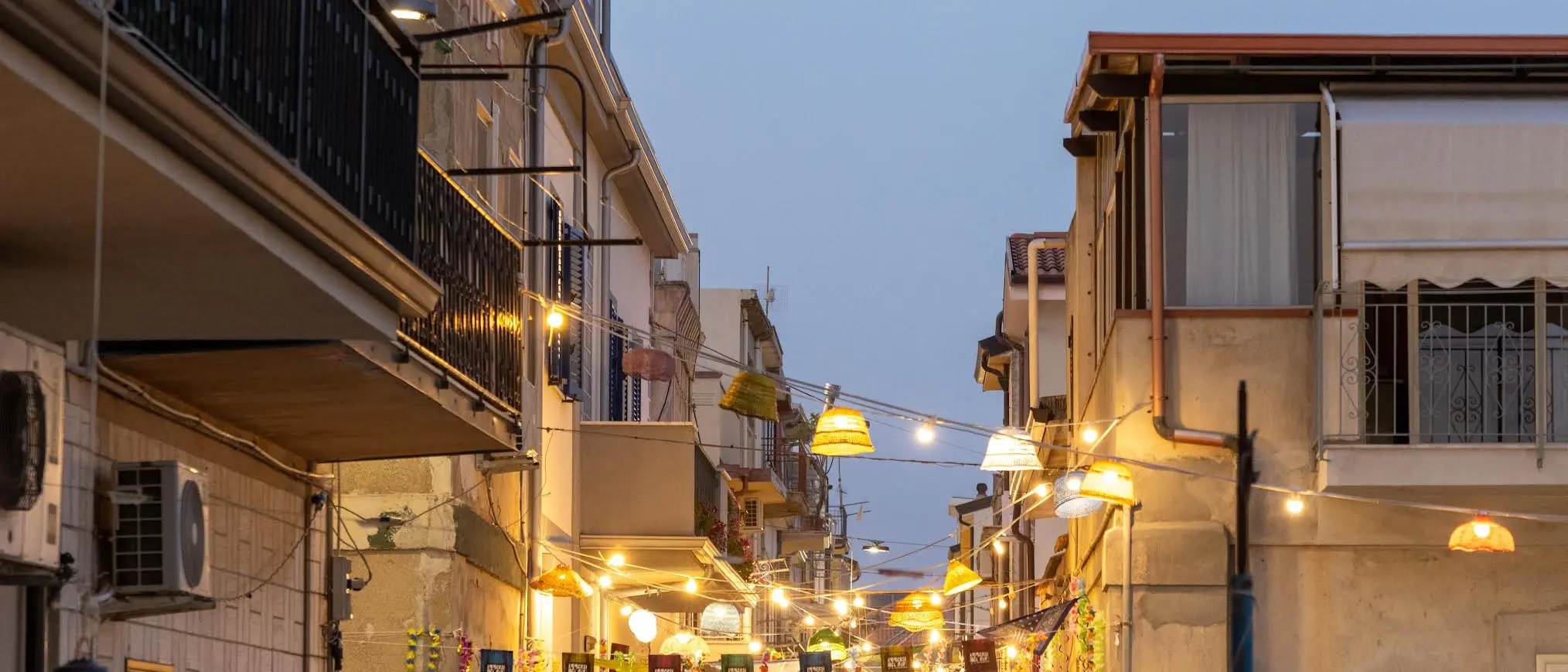 Immersi nel blu:\u00A0a Siderno il borgo marinaro si accende tra arte, musica e cultura\n