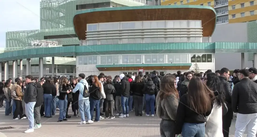 Catanzaro, studenti contro il rincaro bus: «Non è solo un aumento, è un attacco allo studio»\n