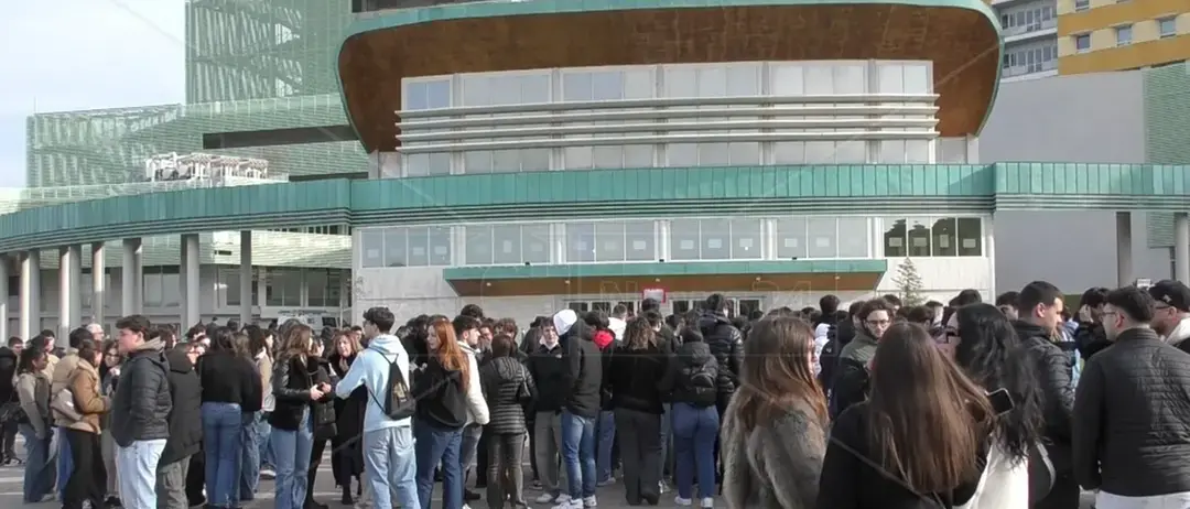 Catanzaro, studenti contro il rincaro bus: «Non è solo un aumento, è un attacco allo studio»\n