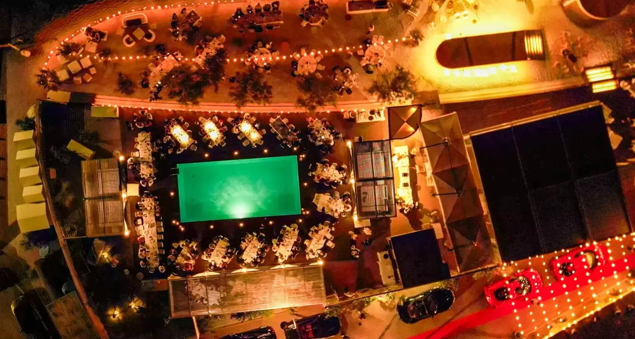 Un agosto straordinario al Riva Restaurant: eleganza, musica e gusto a Falerna Marina\n