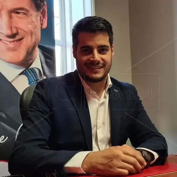 Riccardo Tucci (M5s) all’attacco:\u00A0«Occhiuto si dimette per nascondere il fallimento, la Calabria lo manderà a casa»\n