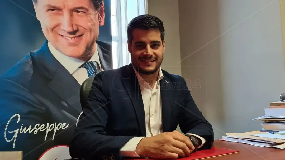 Riccardo Tucci (M5s) all’attacco:\u00A0«Occhiuto si dimette per nascondere il fallimento, la Calabria lo manderà a casa»\n
